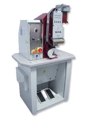Eyelet machine